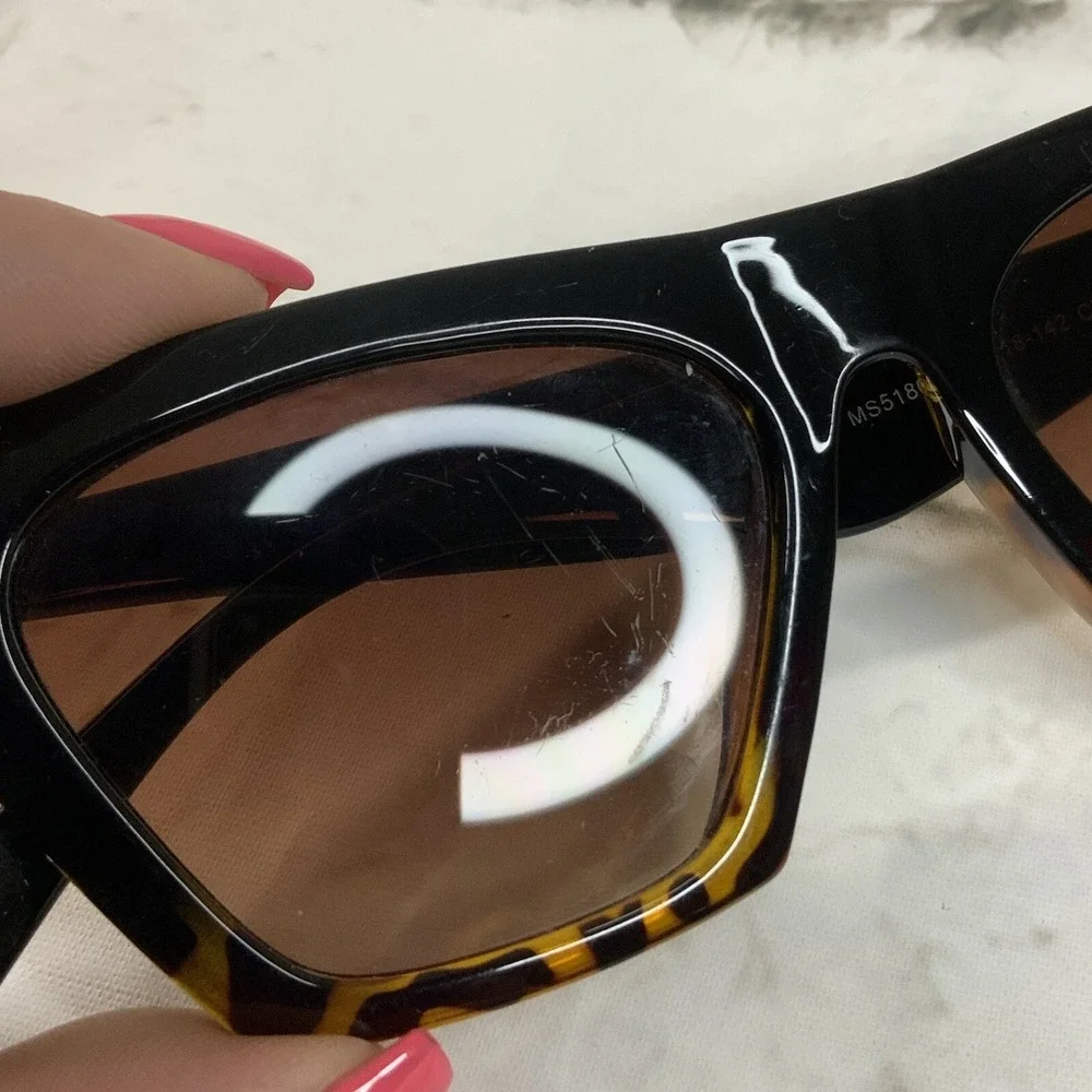 Plastic Sunglasses Unbranded Tortoise Shell Print Scuffed Brown Lenses